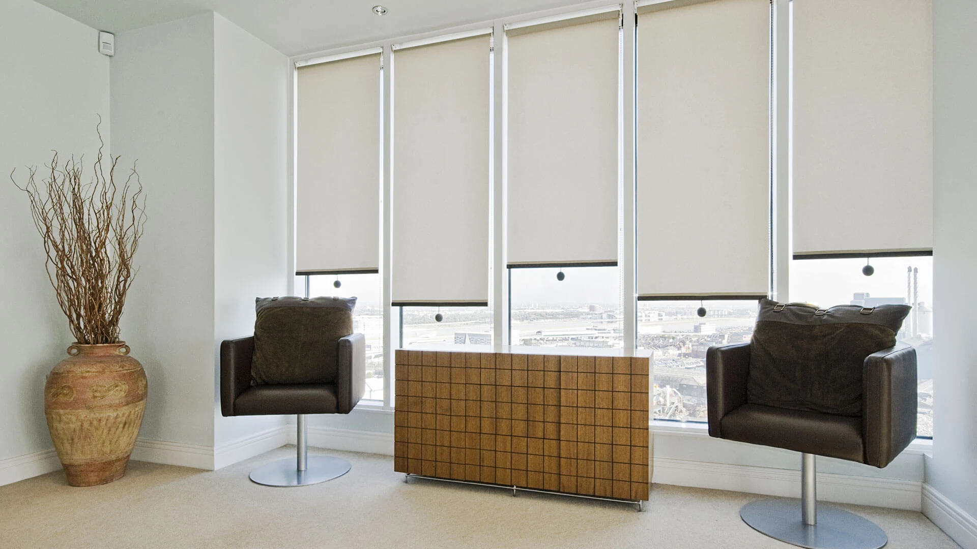 Плюси та мінуси рулонних штор відкритого типу для вашої оселі