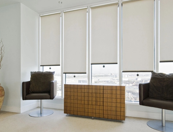 Плюси та мінуси рулонних штор відкритого типу для вашої оселі